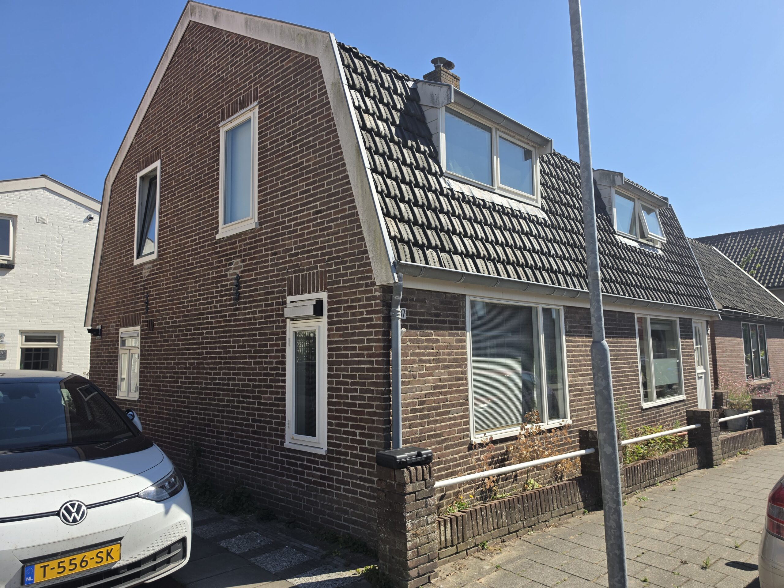 Straatbeeld van de woningen aan de Bakkummerstraat 35 en 37 in Castricum, projectlocatie van de ecologische quickscan van JT-Ecologie